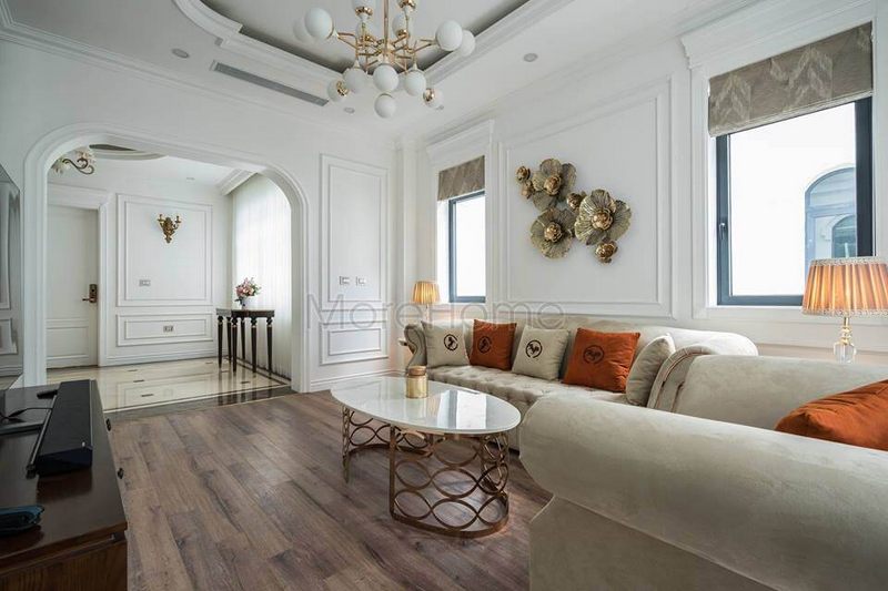 Gia chủ có thể trang trí tường tân cổ điển bằng bộ hoa 3D, đèn tường, tranh dán tường,.. dễ dàng như biệt thự tuyệt vời này