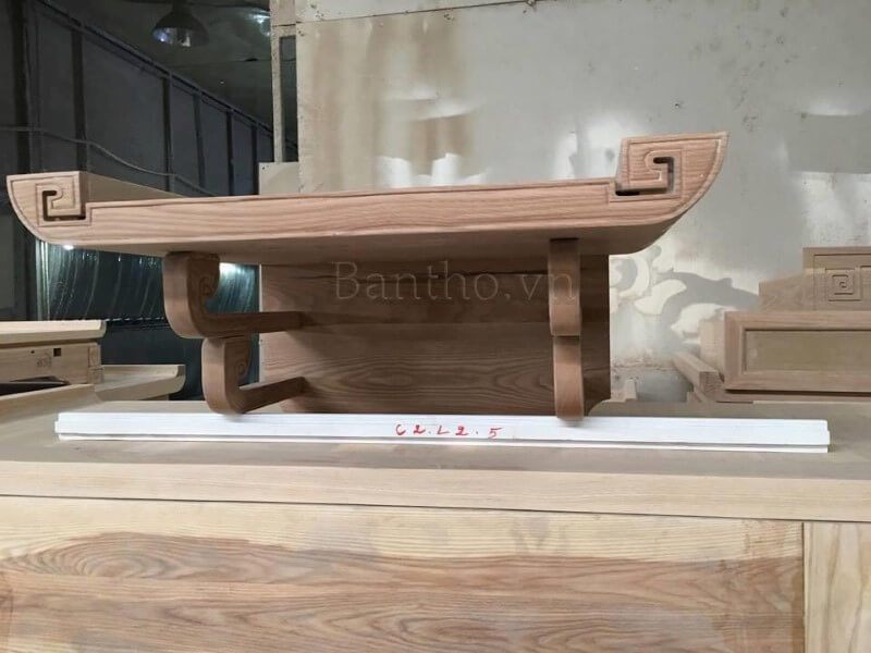 và lớn.
Mẫu bàn thờ treo tường gỗ óc chó tự nhiên này được sản xuất với nhiều kích thước theo phong thủy, phù hợp với nhu cầu sử dụng của các gia chủ căn hộ chung cư nhỏ, vừa và lớn.