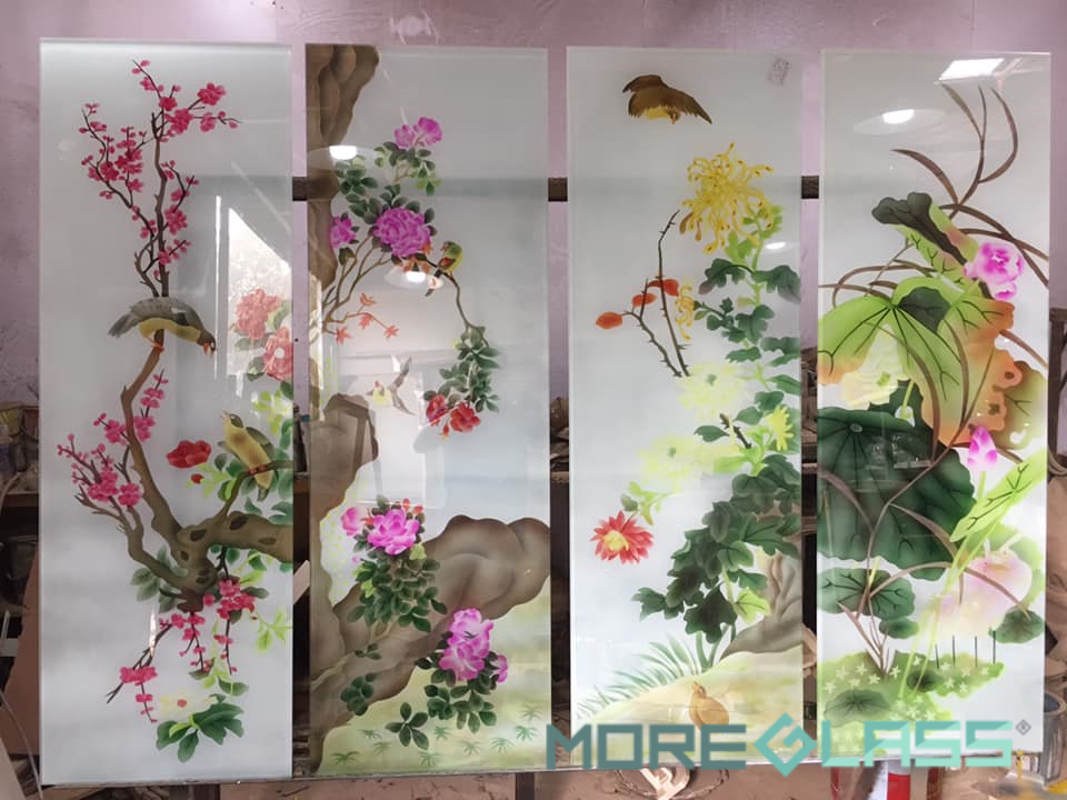 Mẫu tranh kính khắc tứ bình đào - hồng - cúc - sen, đều là những loài hoa mang ý nghĩa tài lộc, may mắn, phú quý trong phong thủy, thích hợp treo ở phòng khách hoặc nơi làm việc, giúp mang lại may mắn cho gia chủ
