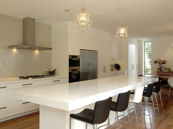 Tay nắm của tủ bếp đóng vai trò quan trọng giúp quá trình mở và đóng cửa dễ dàng hơn. Nó làm nên một điểm nhấn đặc biệt cho chiếc tủ bếp.