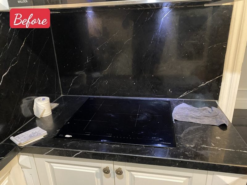 Đá ốp tường bếp màu đen giúp bảo vệ bức tường của gia đình. Các mẹ nội trợ sẽ dễ chịu và nhẹ nhàng hơn khi lau chùi, dọn dẹp.